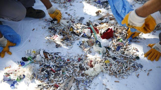 Konyaaltı sahili izmarit çöplüğüne döndü