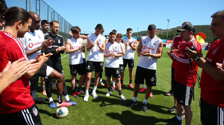Beşiktaş'ta Burak Yılmaz takım arkadaşlarıyla vedalaştı