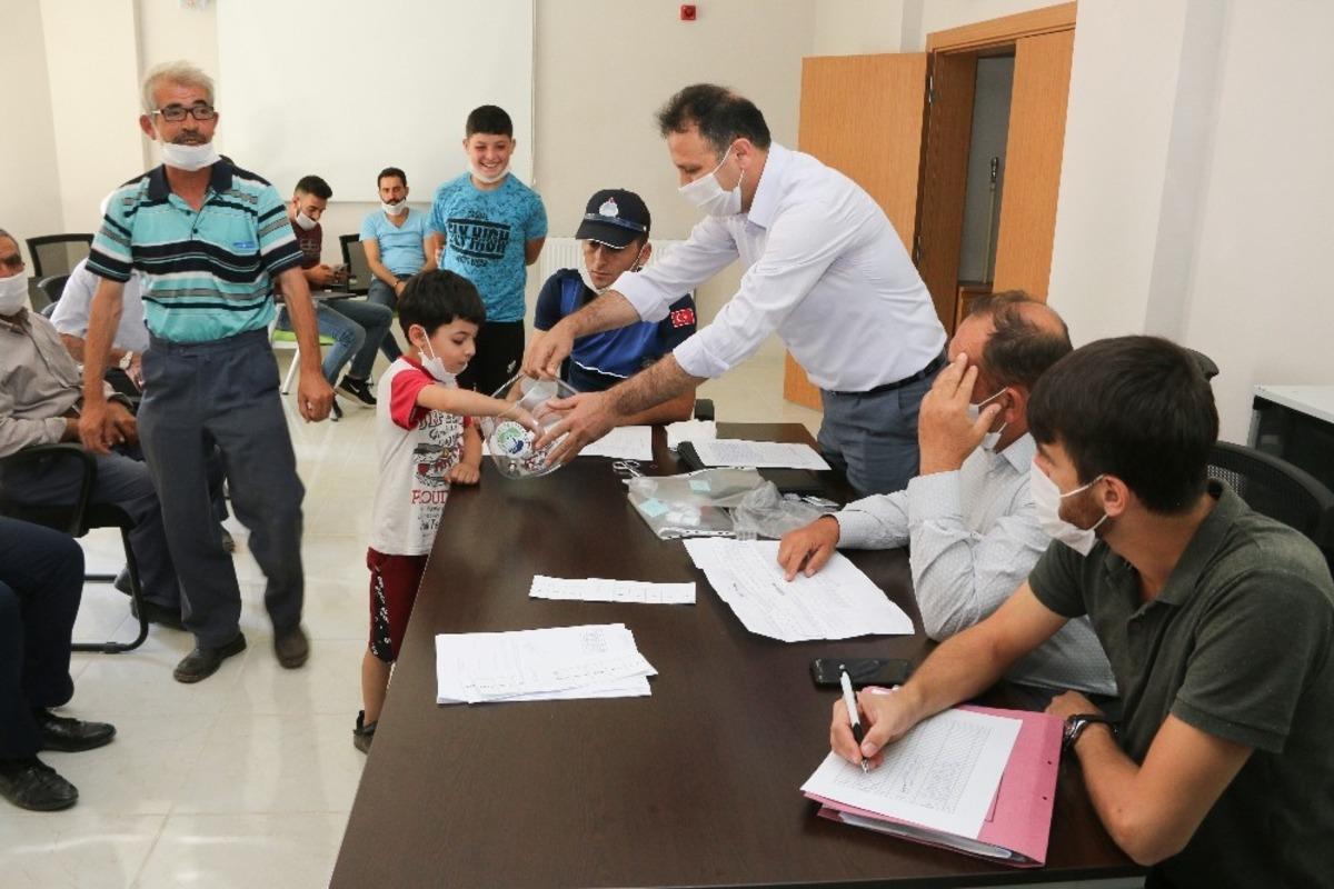 Yahyalı&rsquo;da kurban satış yeri i&ccedil;in kura &ccedil;ekimi yapıldı