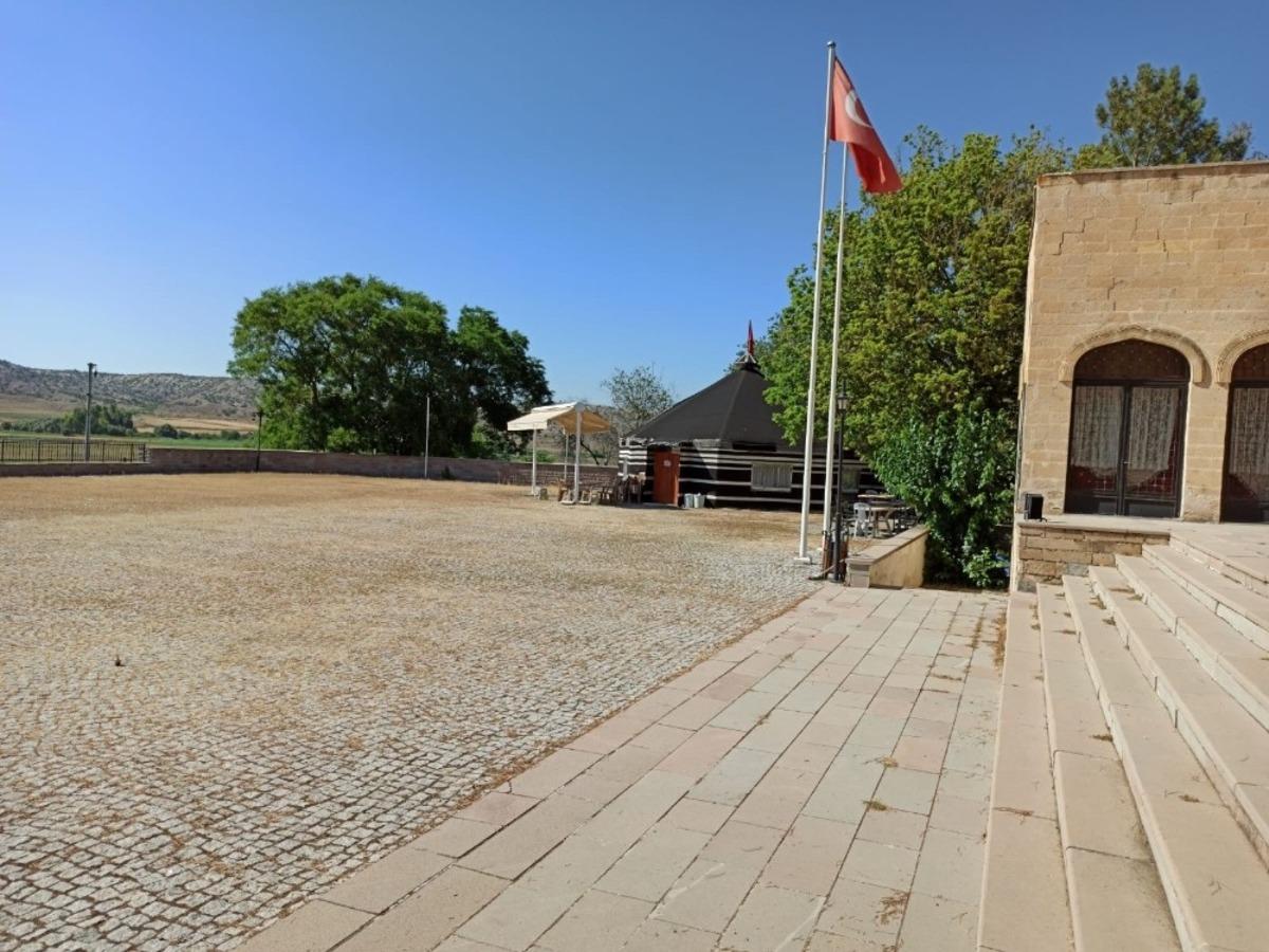 Yunus Emre t&uuml;rbesi ziyaret&ccedil;ilerini bekliyor