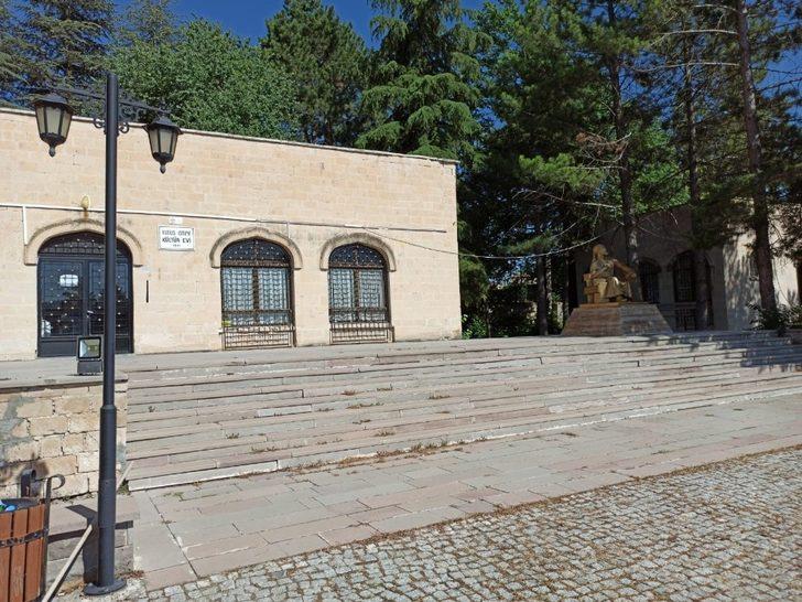 Yunus Emre türbesi ziyaretçilerini bekliyor G4