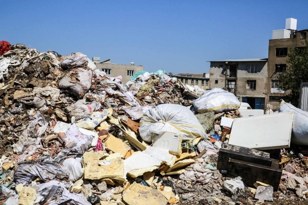 Buca&rsquo;da 5 bin 400 tonluk ka&ccedil;ak moloz operasyonu