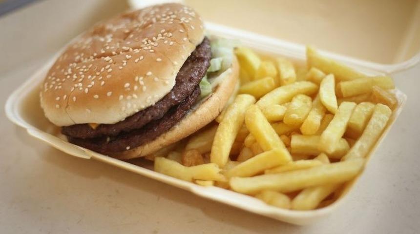 Koronavirüs riskini artıran obeziteye karşı İngiltere bir dizi önleme hazırlanıyor: Abur cubur reklamları yasaklanacak, kalori etiketleri gelecek