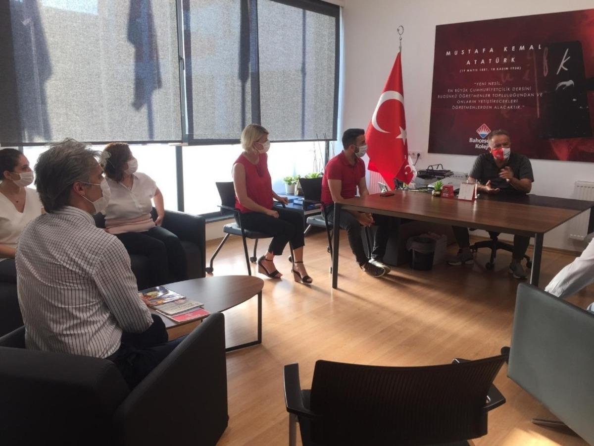 BUEK Başkanı Y&uuml;cel&rsquo;den Bah&ccedil;eşehir Koleji Sakarya Kamp&uuml;s&uuml;&rsquo;ne ziyaret