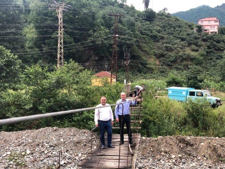 Mahalle sakinleri tarafından yıllar önce yapılan asma köprü onarılıyor G1