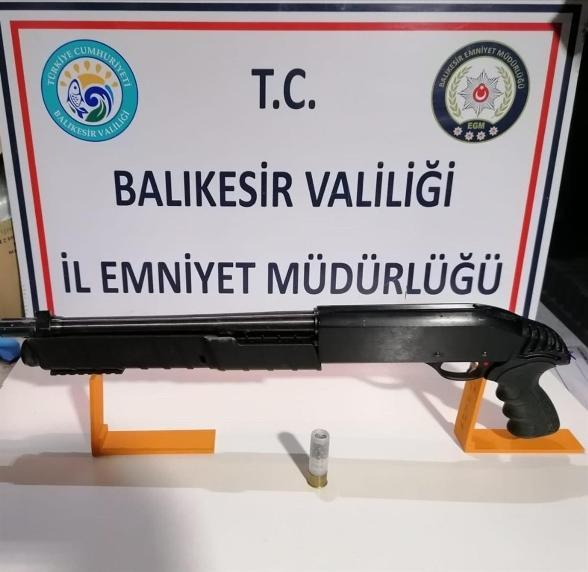 Balıkesir&rsquo;de polisten silah ve uyuşturucu operasyonu