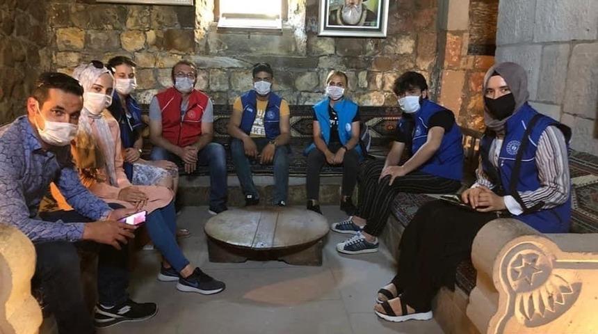 Gen&ccedil;leri bekliyor