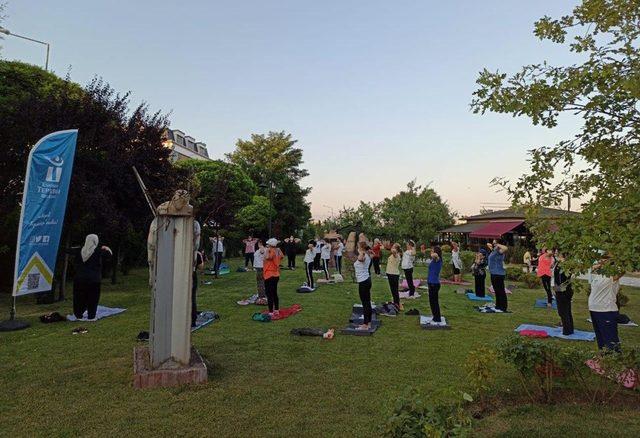 Açık havada yoga huzuru