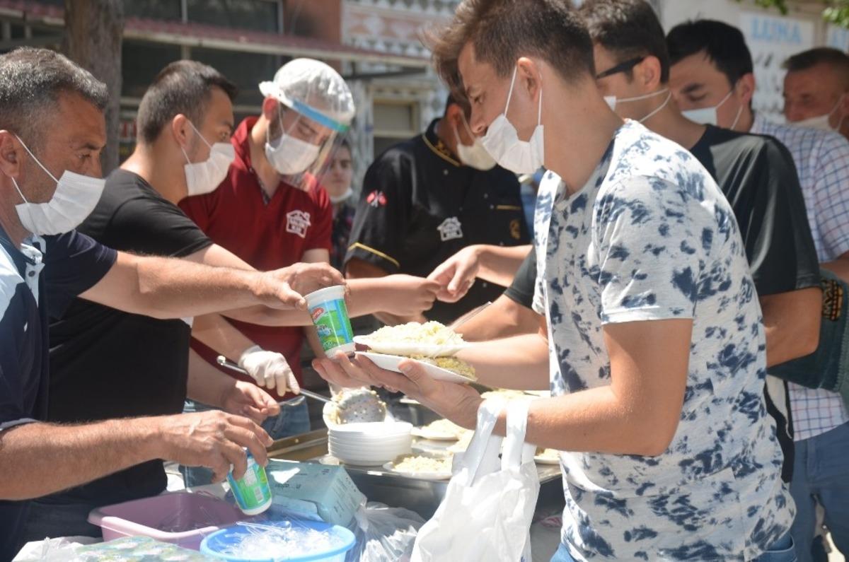 T&Uuml;GVA&rsquo;dan y&uuml;zlerce kişiye pilav ikramı