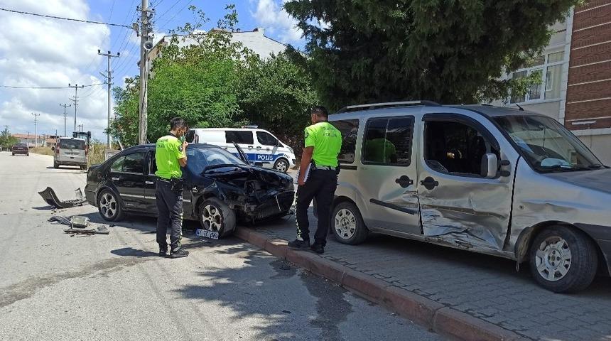 Hafif ticari ara&ccedil;la otomobil &ccedil;arpıştı: 1 yaralı
