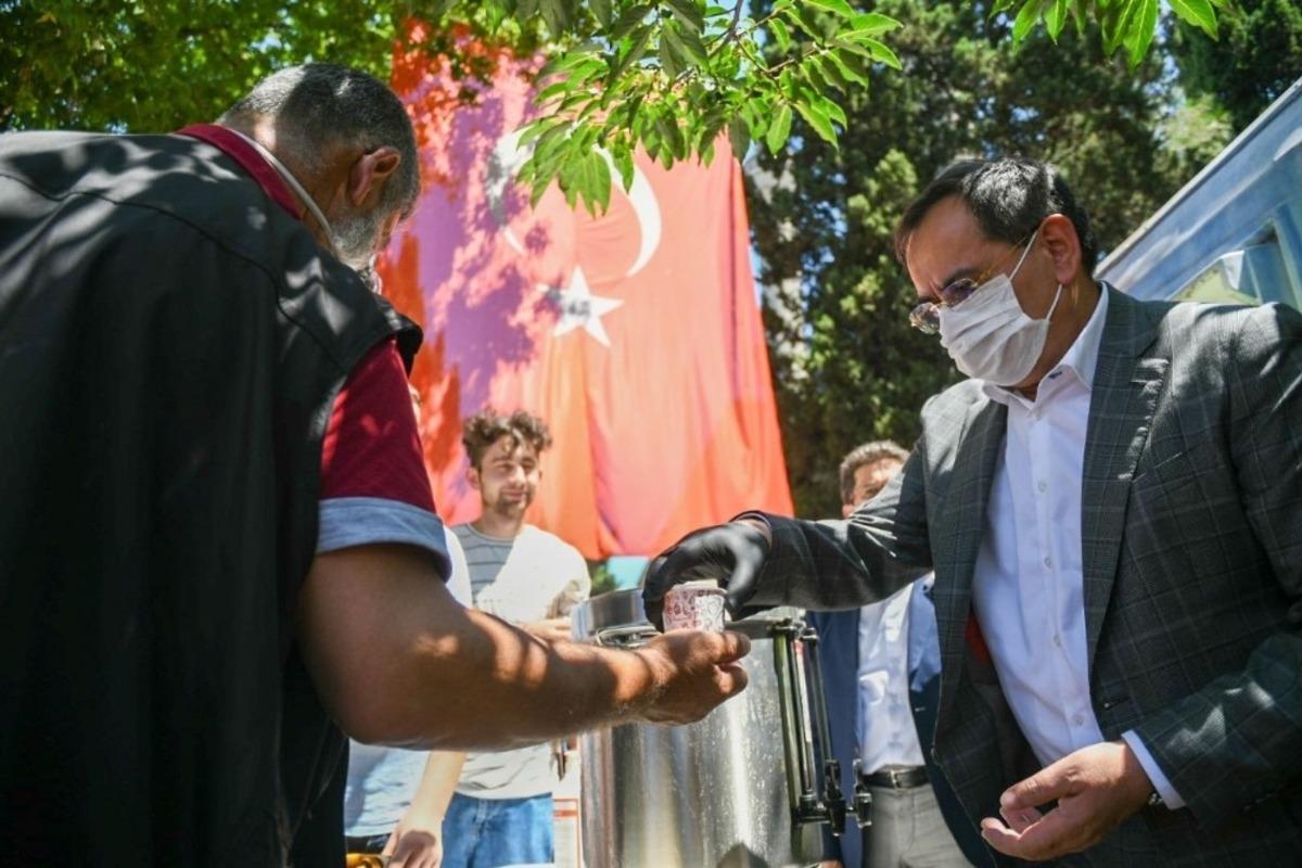 Başkan Demir, &rsquo;Ayasofya-i Kebir Camii Şerifi&rsquo; i&ccedil;in şerbet dağıttı