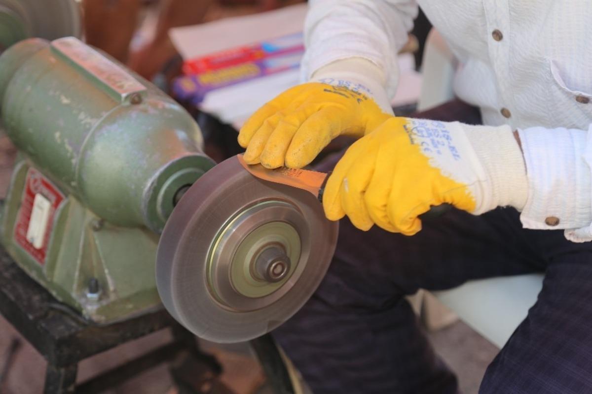 Kurban Bayramı &ouml;ncesi bı&ccedil;aklar tek tek bilenme işleminden ge&ccedil;iyor