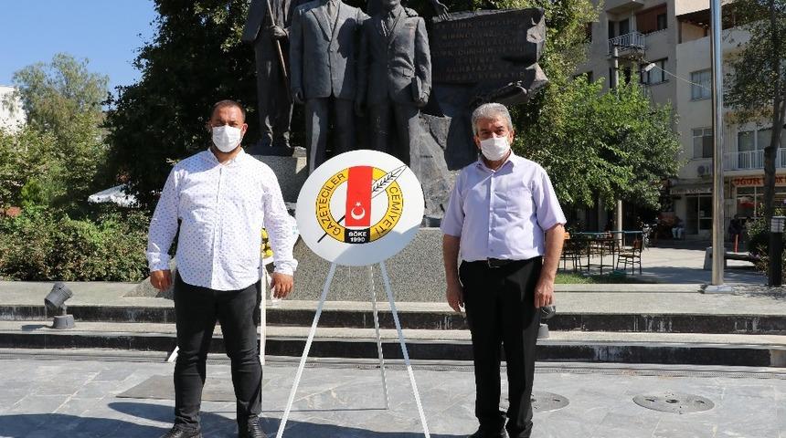 Sökeli Gazeteciler 24 Temmuz nedeniyle çelenk sundu
