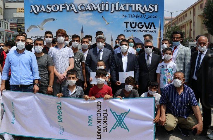 Van’da Ayasofya-i Kebir Cami-i Şerifi’nin ibadete açılması nedeniyle tatlı dağıtıldı G1