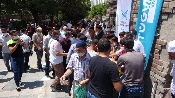 Van’da Ayasofya-i Kebir Cami-i Şerifi’nin ibadete açılması nedeniyle tatlı dağıtıldı G2