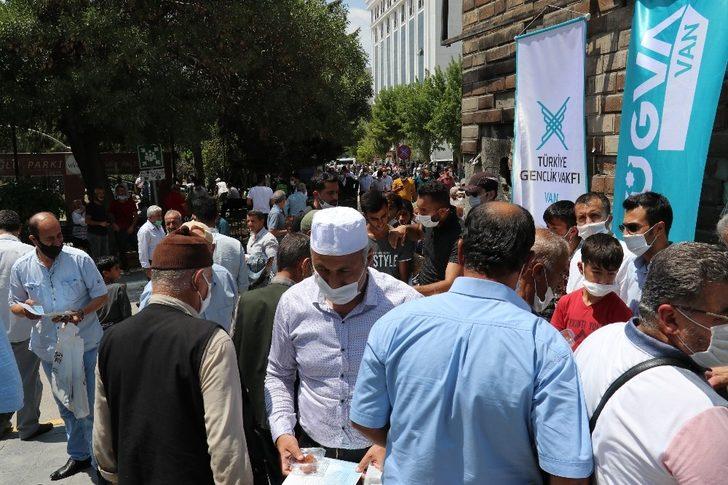 Van’da Ayasofya-i Kebir Cami-i Şerifi’nin ibadete açılması nedeniyle tatlı dağıtıldı G3