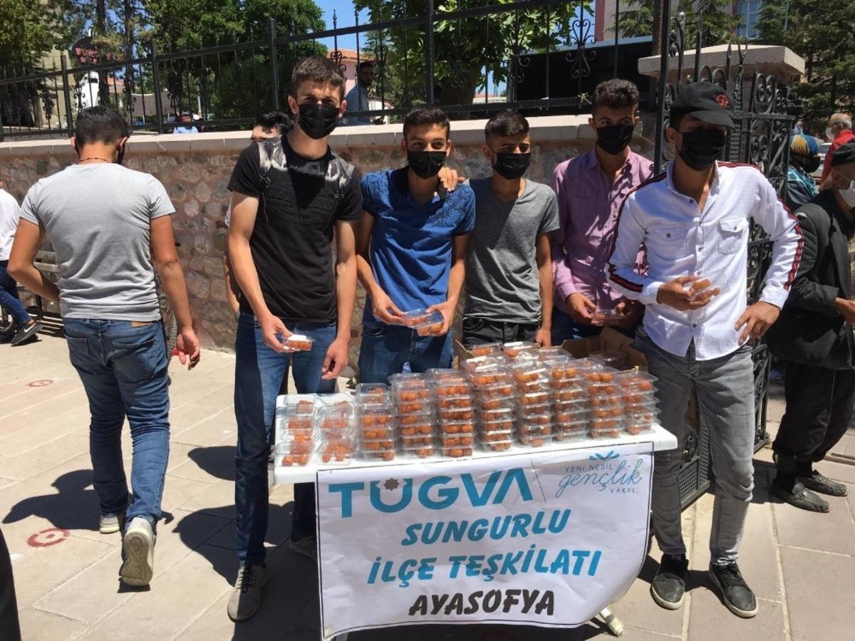 Ayasofya-i Kebir Cami-i Şerifi i&ccedil;in tatlı ikramı