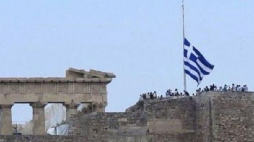 Yunanistan’da bayraklar yarıya indirildi