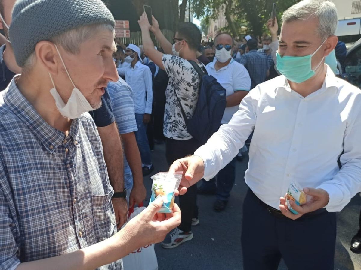 Ayasofya Cami &ouml;n&uuml;nde kayısı ikramı