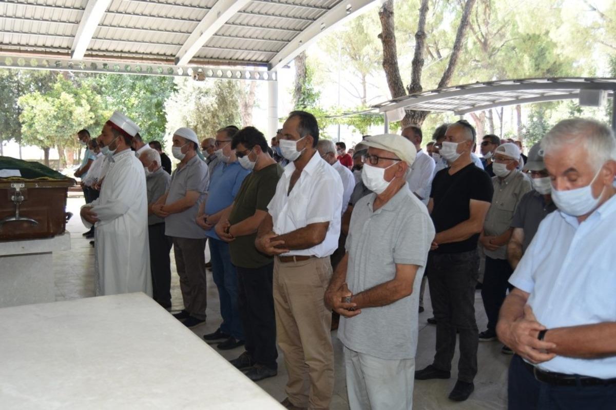 Denizlispor Kul&uuml;b&uuml; kurucularından olan Fuat &Ouml;zen son yolculuğuna uğurlandı