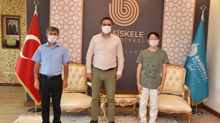 Başkan &Ouml;zl&uuml;, LGS birincisi Burak Bera &Ouml;zbay&rsquo;ı ağırladı