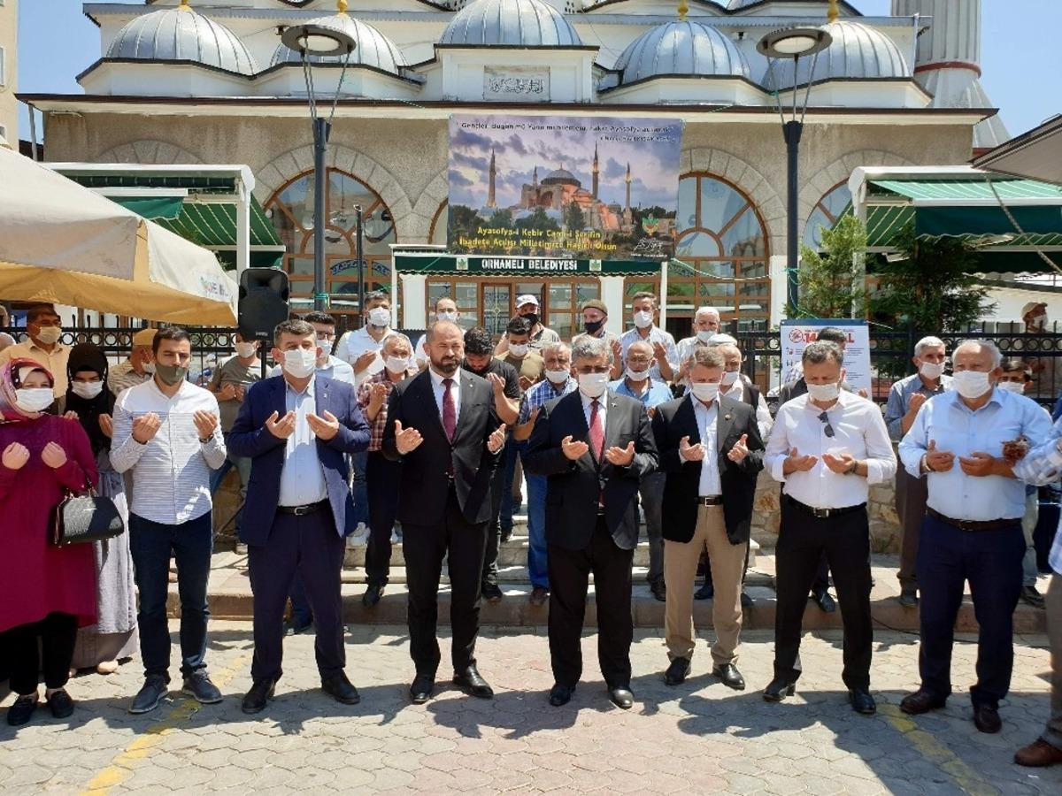 Ayasofya Camii i&ccedil;in Bursa&rsquo;da lokma dağıtıldı