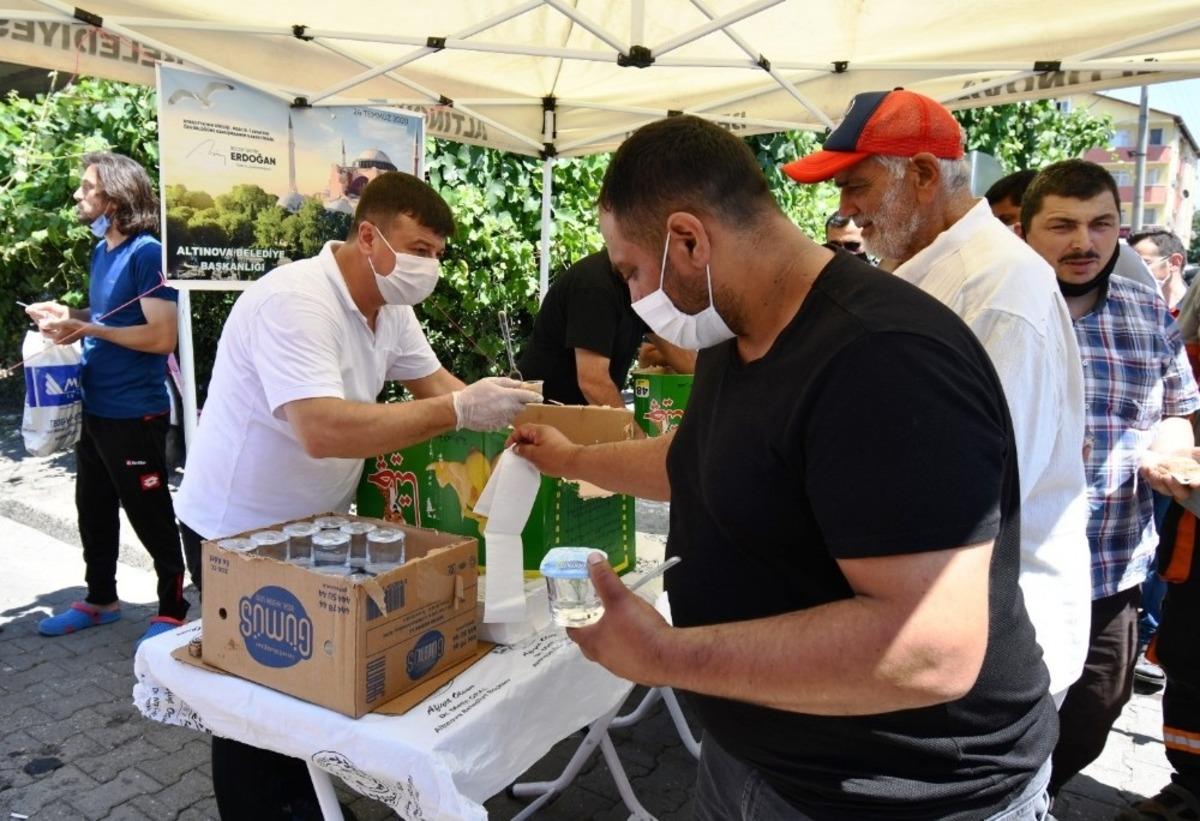 Altınova&rsquo;da Ayasofya i&ccedil;in helva dağıtıldı