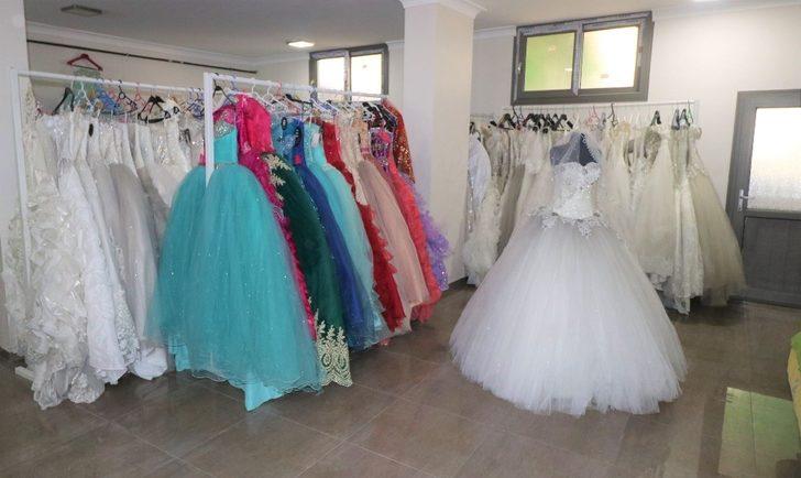 Turgutlu’da genç çiftlere nişanlık ve gelinlik desteği G1