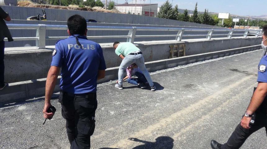 K&ouml;pr&uuml;den atlamak isteyen gen&ccedil; kızı polis ikna etti