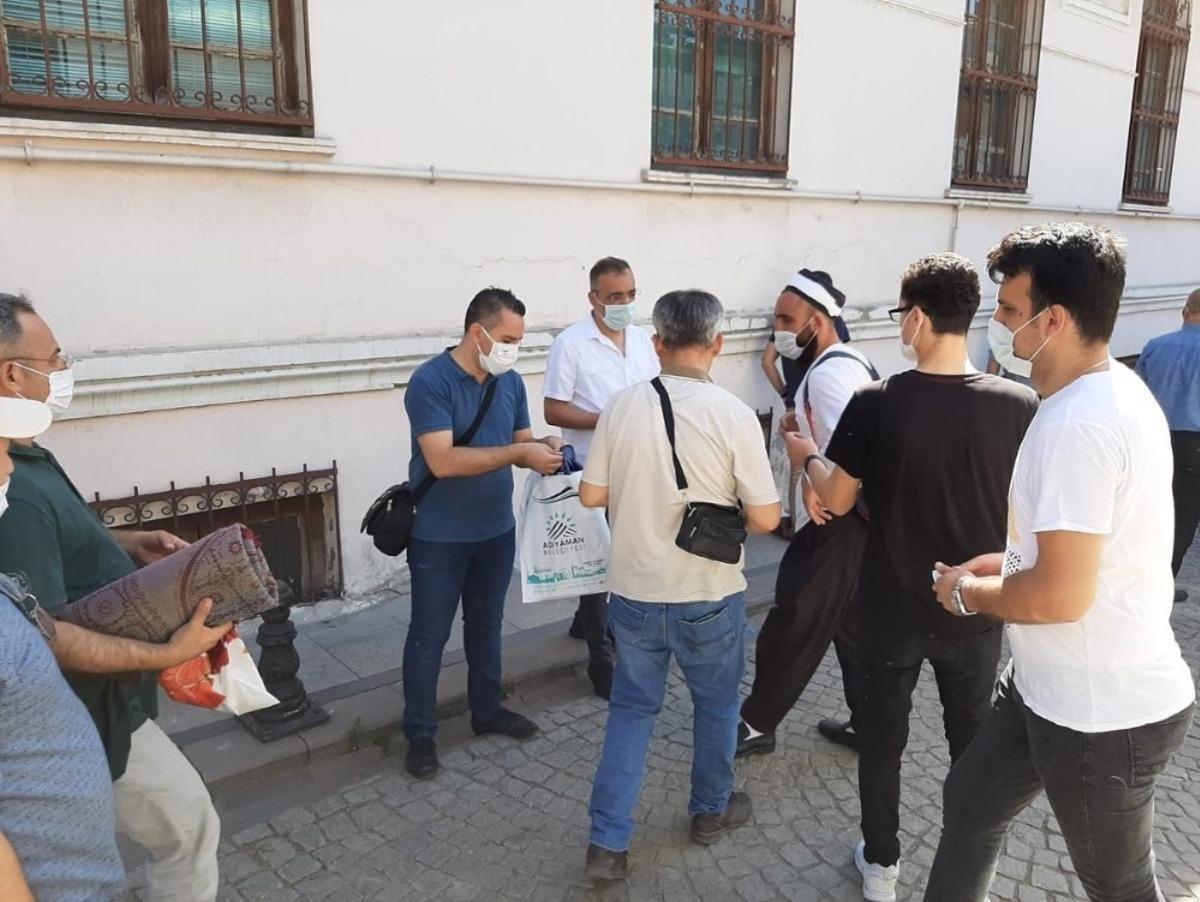 Ayasofya&rsquo;da seccade dağıttı