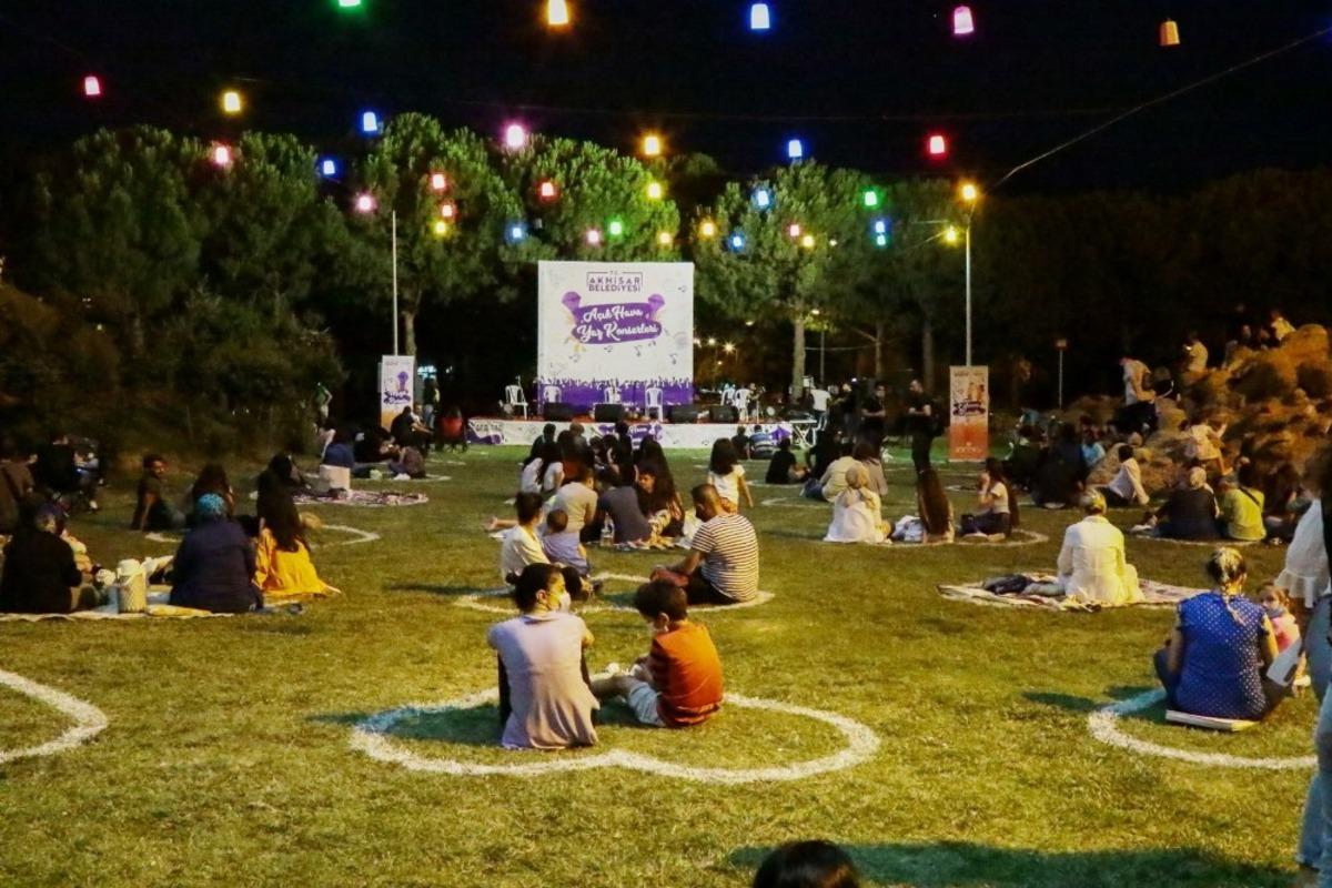 Akhisar Belediyesi A&ccedil;ık Hava Yaz Konserleri devam ediyor