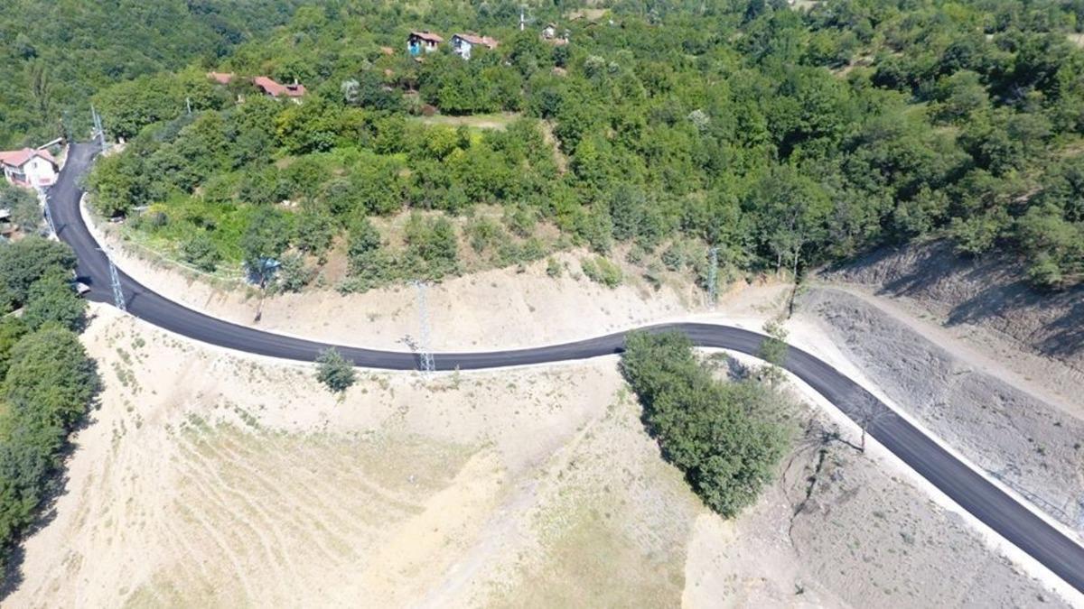 Demirciler-Salmanlar grup yolunda sıcak asfalt &ccedil;alışmaları tamamlandı