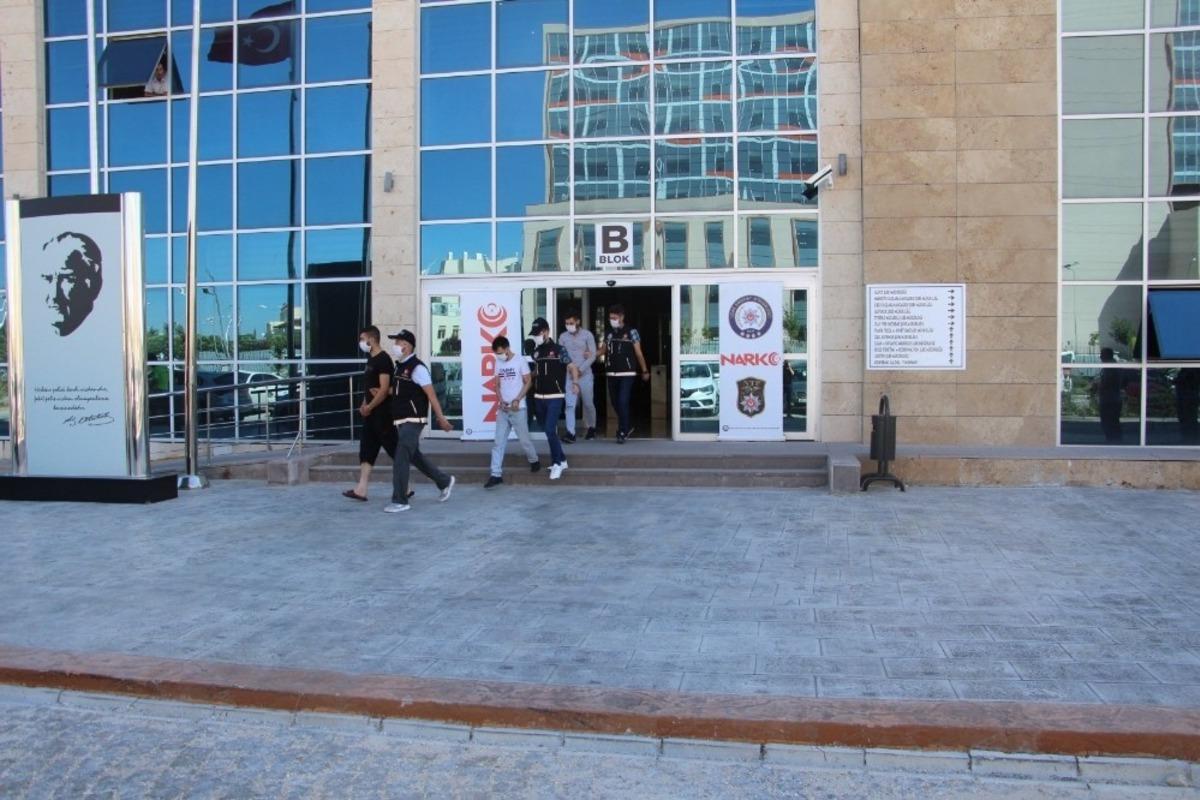 Emniyet, bayram &ouml;ncesi uyuşturucu satıcılarına g&ouml;z a&ccedil;tırmadı