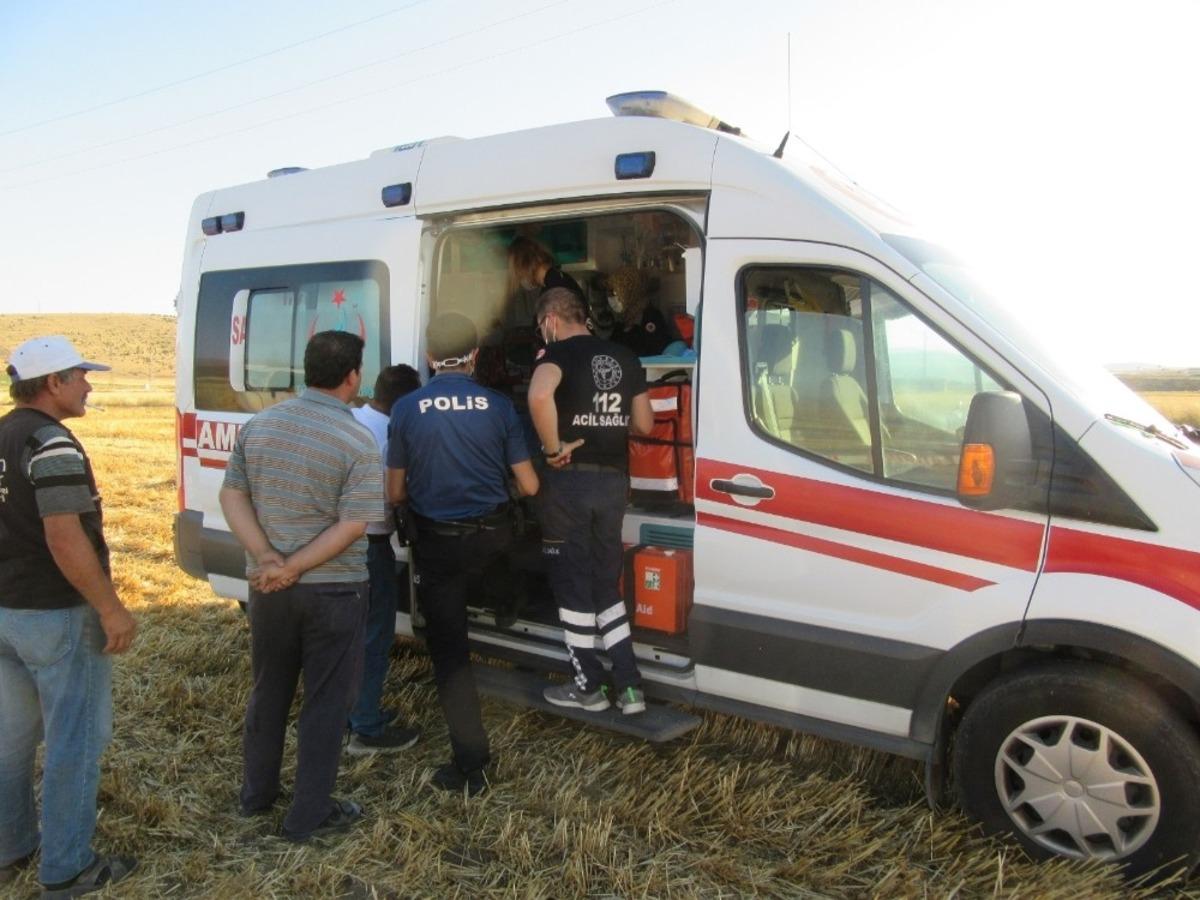 Ara&ccedil; i&ccedil;erisindeki yaralıyı tarım iş&ccedil;ileri &ccedil;ıkardı