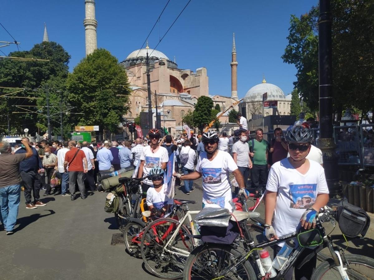 İlk cumayı kılmak i&ccedil;in 48 saat pedal basarak ulaşan bisiklet&ccedil;iler hayatın mutluluğunu yaşadı