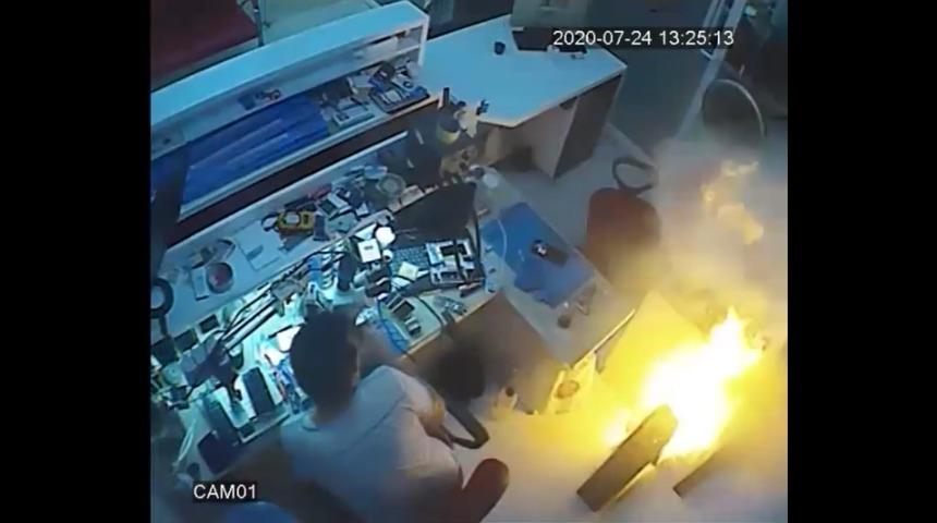 Cep telefonu bomba gibi patladı! Korku dolu anlar kamerada