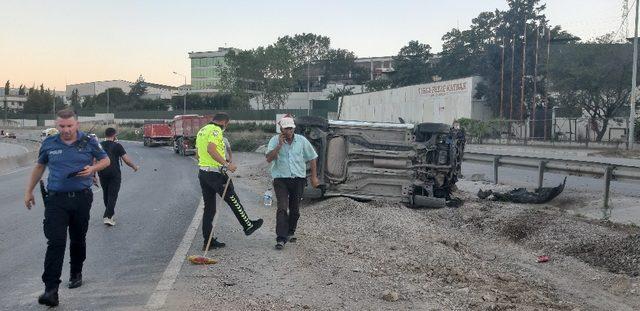 D100’de devrilen hafif ticari aracın sürücüsü burnu bile kanamadan kurtuldu