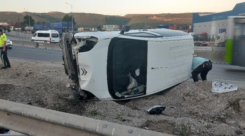 D100&rsquo;de devrilen hafif ticari aracın s&uuml;r&uuml;c&uuml;s&uuml; burnu bile kanamadan kurtuldu