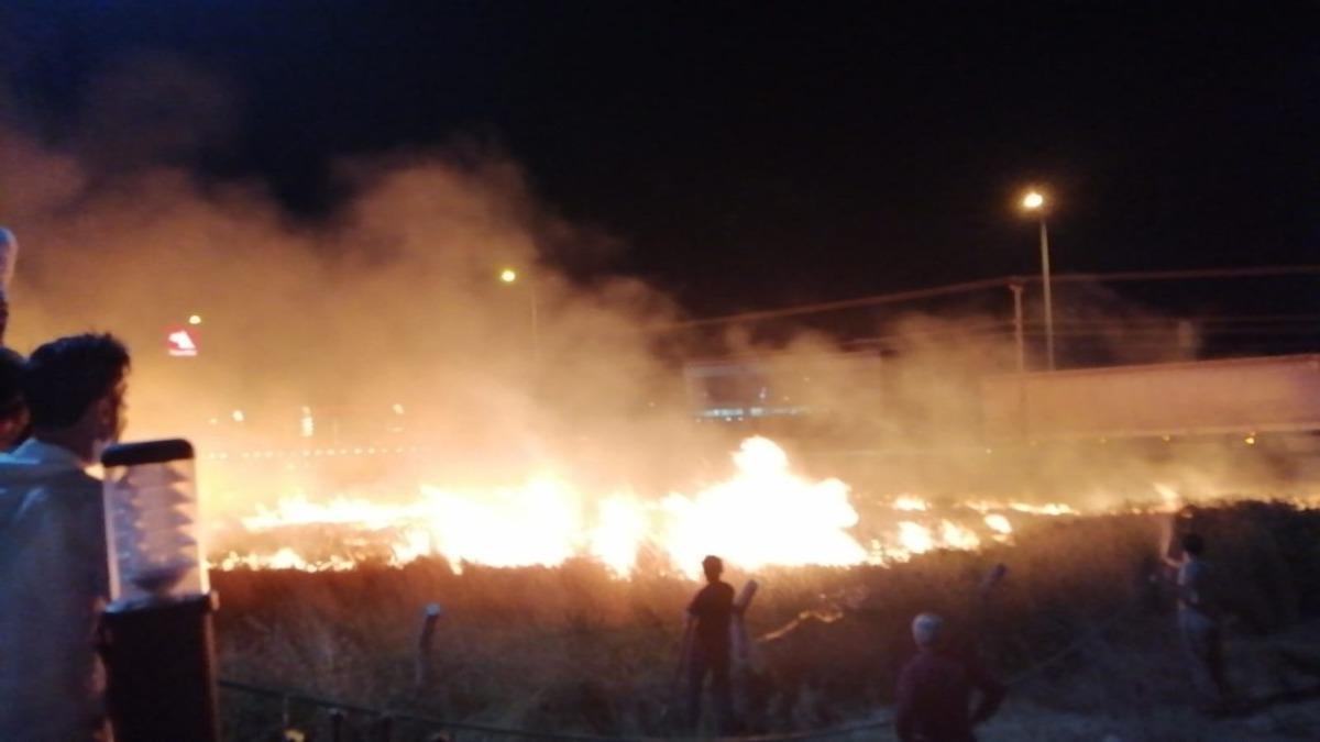 Balıkesir&rsquo;de ot yangını geceyi aydınlattı