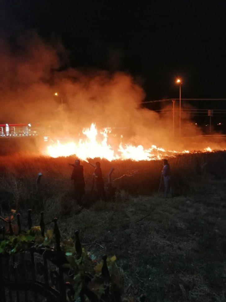 Balıkesir’de ot yangını geceyi aydınlattı G3