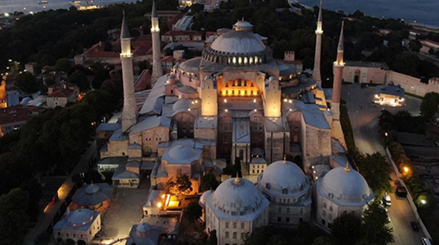 Ayasofya Camii b&ouml;yle aydınlatıldı
