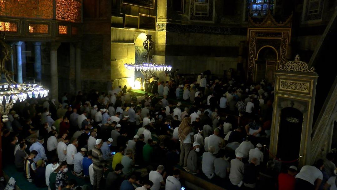 Ayasofya Camii'ne ziyaret&ccedil;i akını gece de s&uuml;rd&uuml;