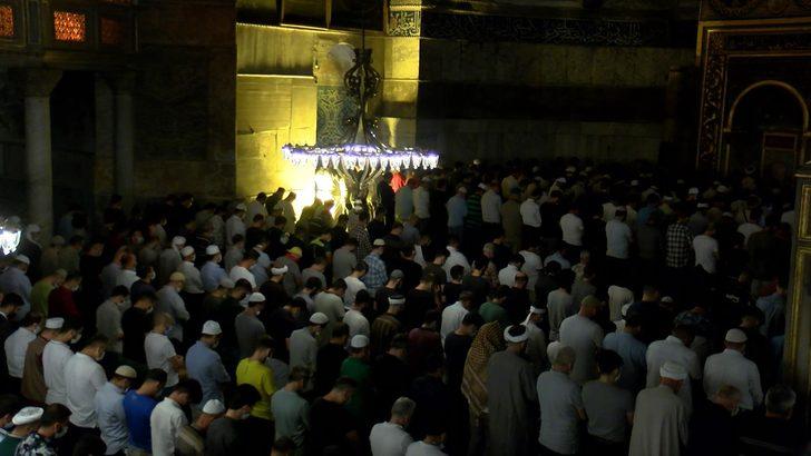 Ayasofya Camii'ne ziyaretçi akını gece de sürdü G2