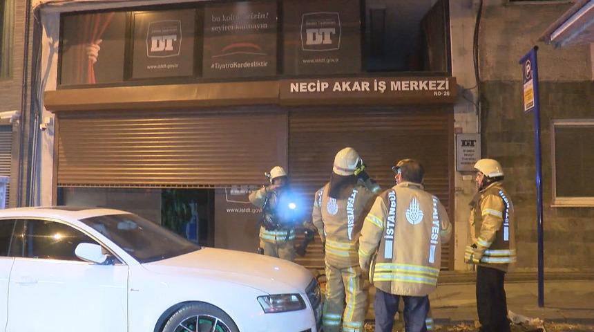 Beyoğlu'nda İstanbul Devlet Tiyatrosu binasında yangın paniği