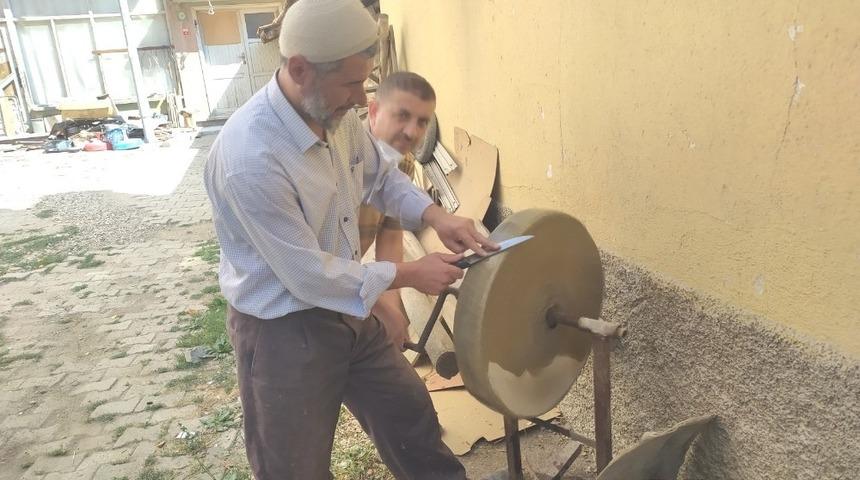 Asırlık bileme taşında bı&ccedil;ak biliyorlar