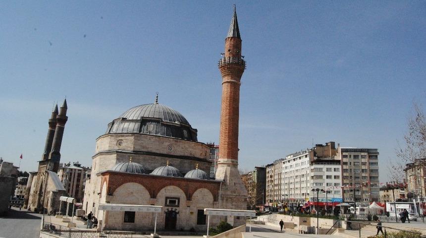 Sivas&rsquo;ta 475 kişiye bir cami d&uuml;ş&uuml;yor