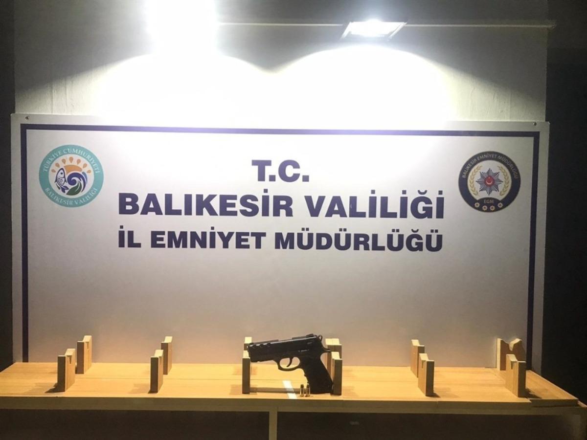 Balıkesir&rsquo;de polis 3 silah ele ge&ccedil;irdi