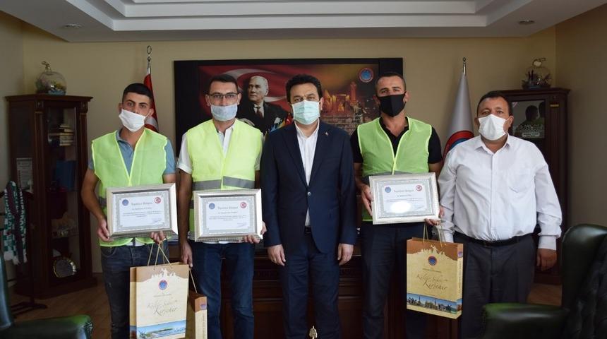 İl &Ouml;zel İdare personeli buldukları ziynet eşyalarını sahiplerine teslim ettiler