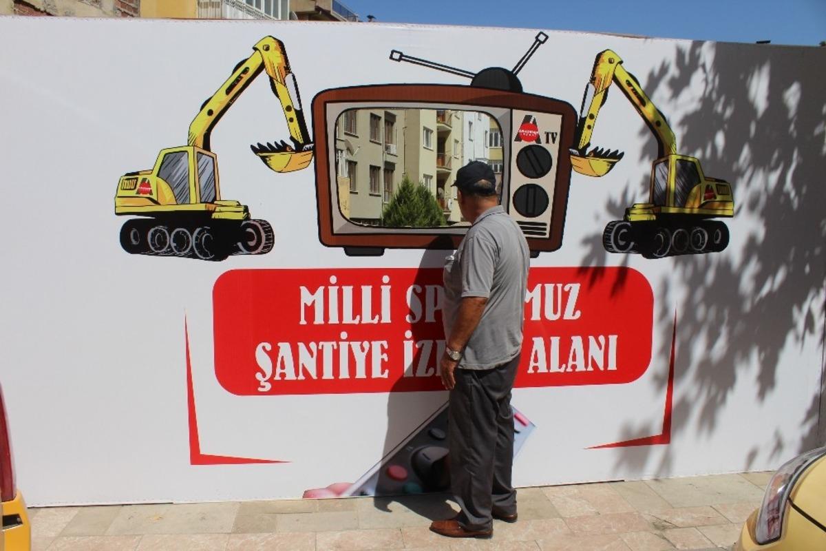 Vatandaşlar inşaat &ccedil;alışmalarını televizyon şeklinde pencereden izliyor