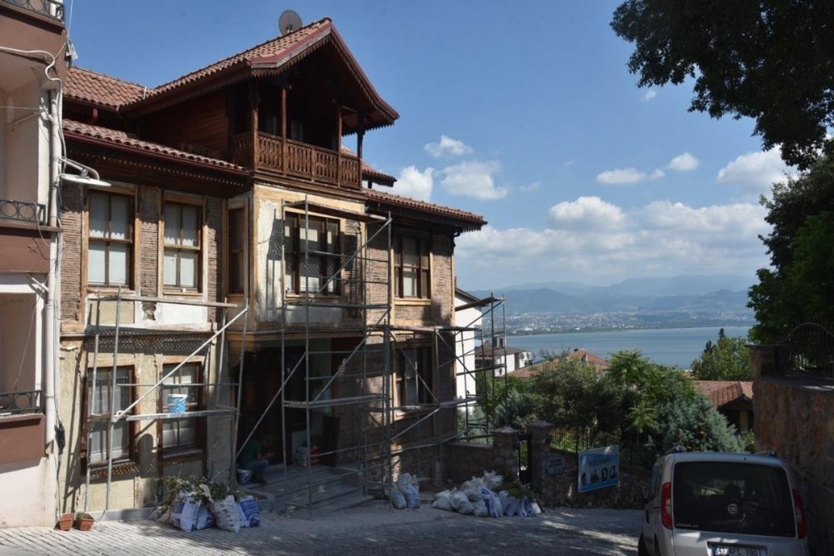 İzmit Belediyesi tarihi evlerine sahip &ccedil;ıkıyor